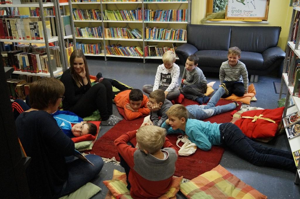 Volksschule zu Besuch in der Bücherei